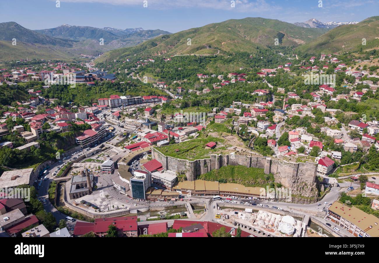 Vista aerea del centro città di Bitlis circondato da architettura storica in pietra e paesaggio montano nell'est della Turchia Foto Stock