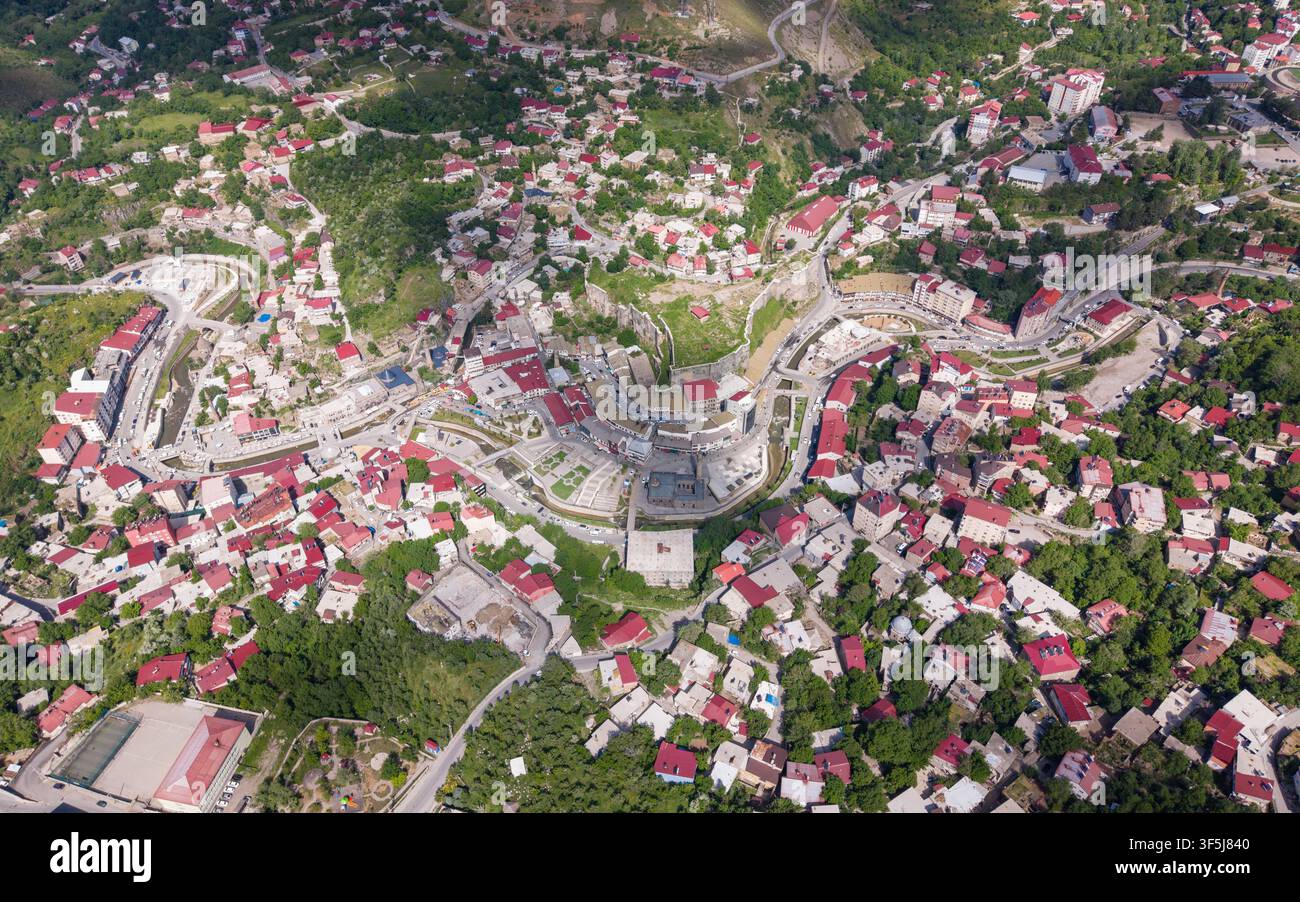 Vista aerea del centro città di Bitlis circondato da architettura storica in pietra e paesaggio montano nell'est della Turchia Foto Stock