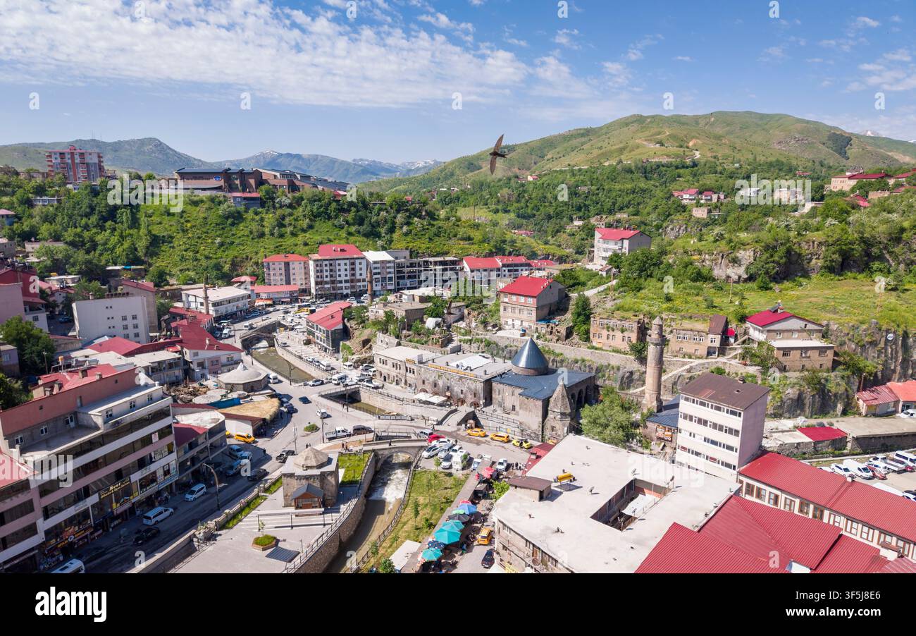 Vista aerea del centro città di Bitlis circondato da architettura storica in pietra e paesaggio montano nell'est della Turchia Foto Stock