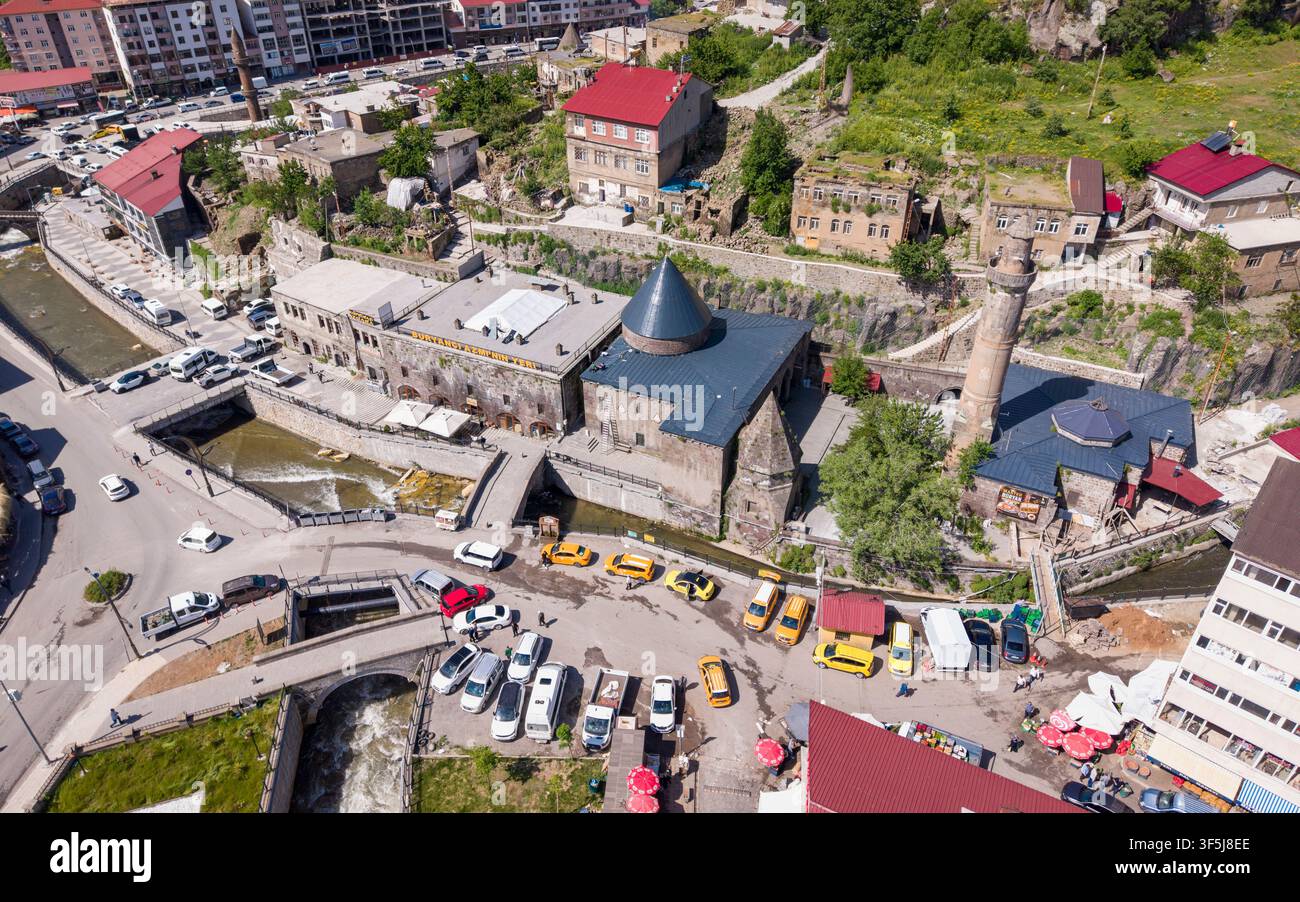 Vista aerea del centro città di Bitlis circondato da architettura storica in pietra e paesaggio montano nell'est della Turchia Foto Stock