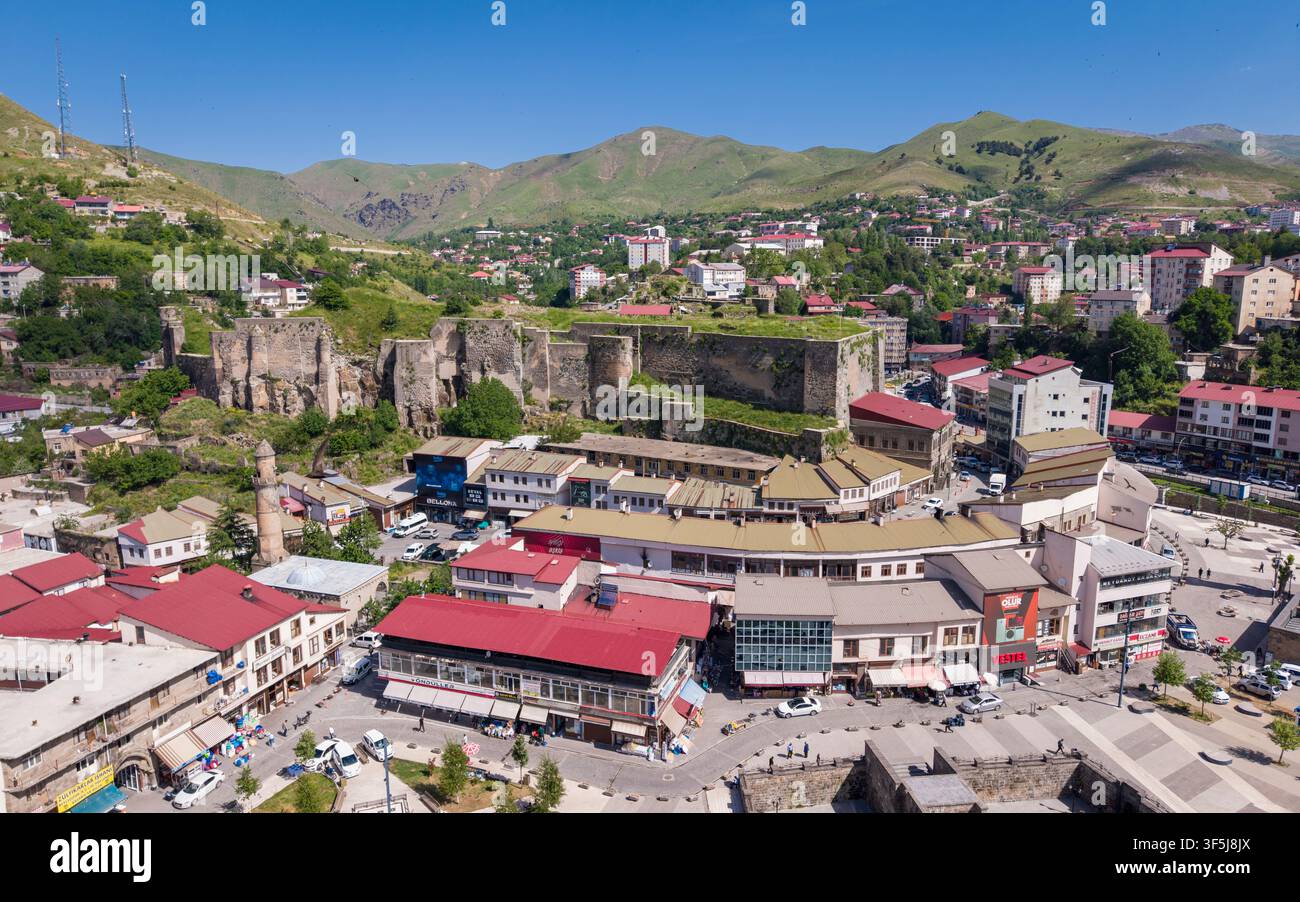 Vista aerea del centro città di Bitlis circondato da architettura storica in pietra e paesaggio montano nell'est della Turchia Foto Stock