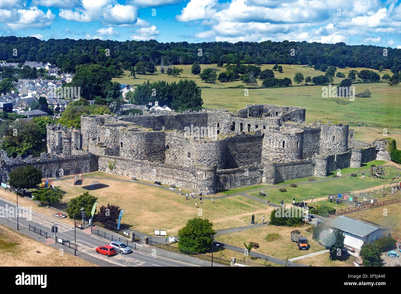 Il castello di Beaumaris, Anglesey, Galles, fu costruito come parte della campagna di Edoardo I per conquistare il Galles del nord dopo il 1282. Foto Stock