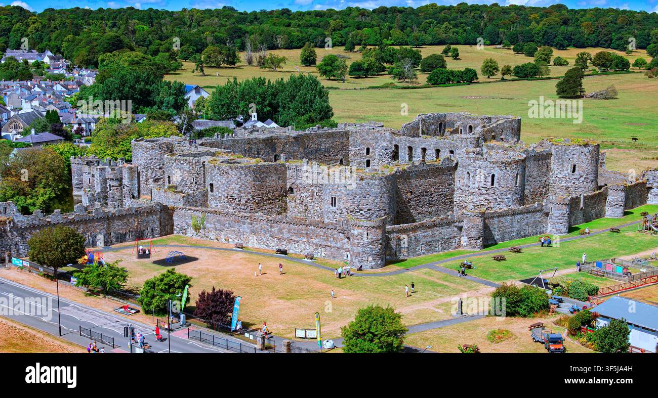 Il castello di Beaumaris, Anglesey, Galles, fu costruito come parte della campagna di Edoardo I per conquistare il Galles del nord dopo il 1282. Foto Stock