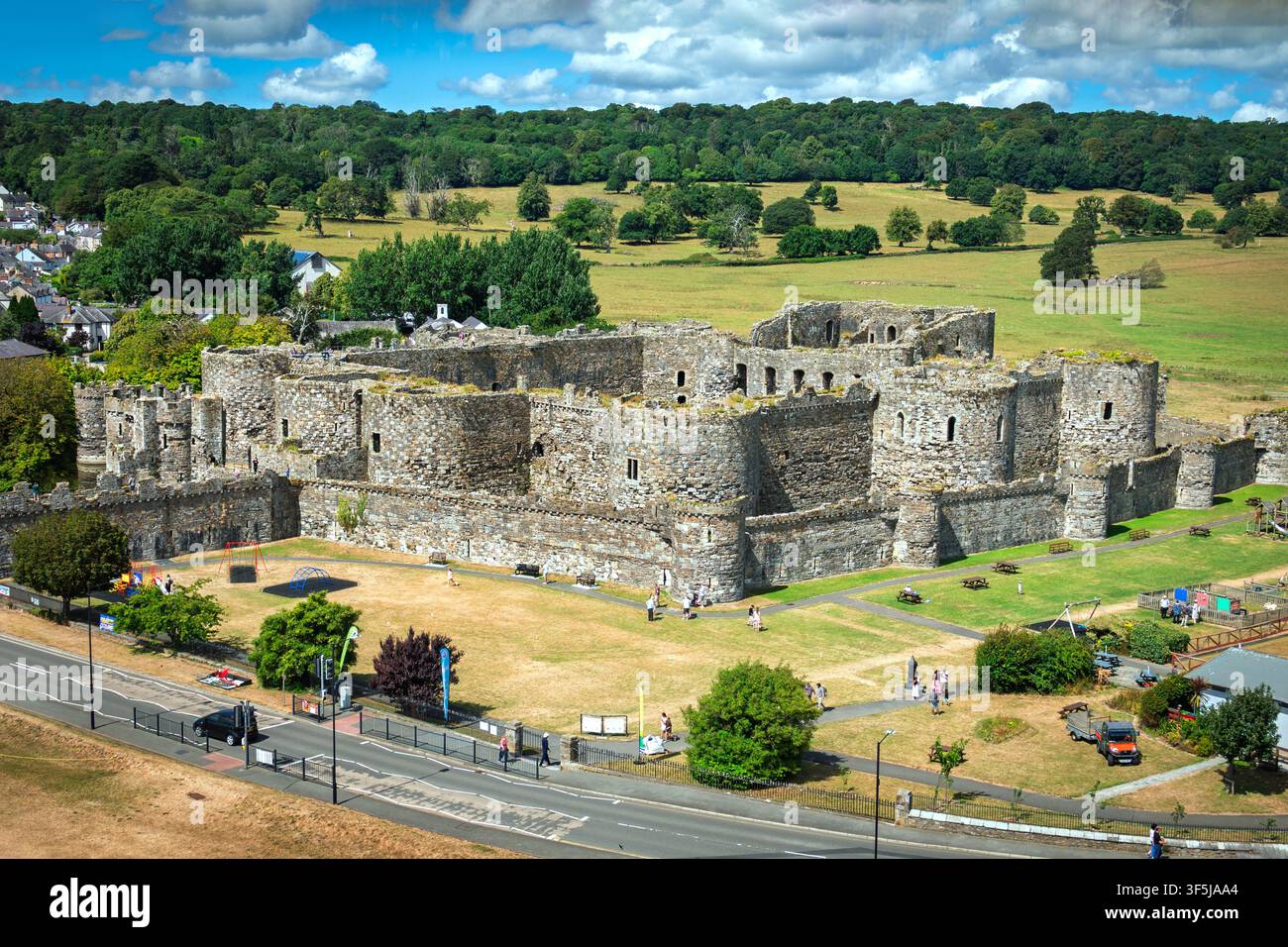 Il castello di Beaumaris, Anglesey, Galles, fu costruito come parte della campagna di Edoardo I per conquistare il Galles del nord dopo il 1282. Foto Stock