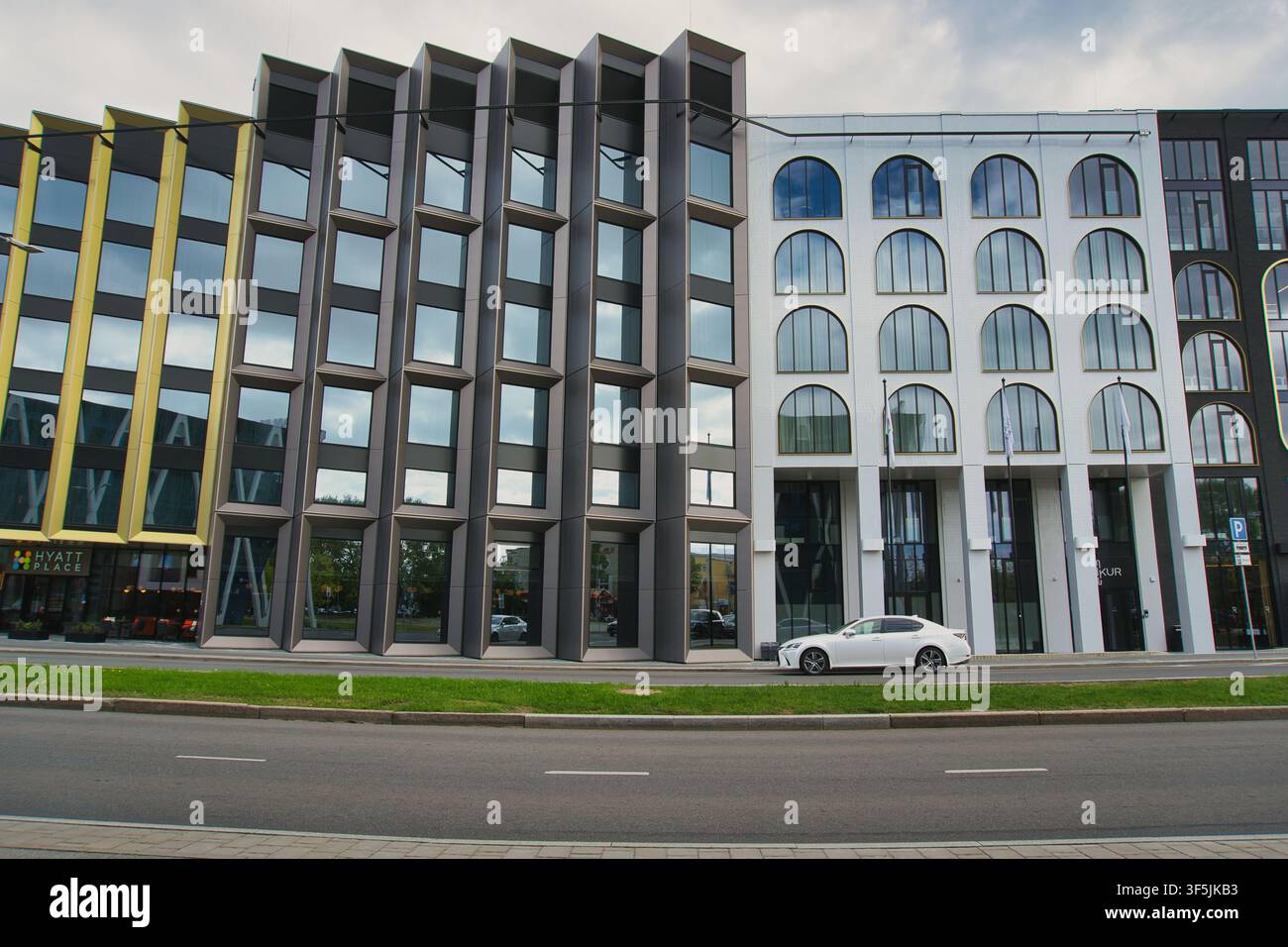 Architettura urbana moderna con facciate in vetro geometriche Foto Stock