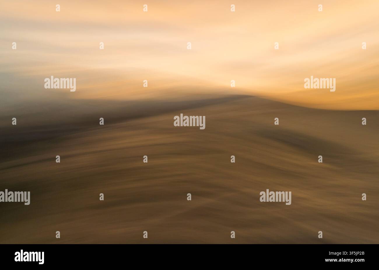 Fotografia astratta con movimento intenzionale della fotocamera che crea una morbida sfocatura del movimento durante l'alba Foto Stock