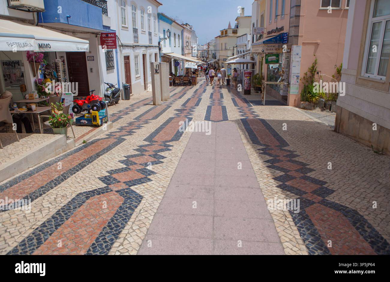 Lagos, Portogallo - 21 luglio 2026: Panoramica della strada pedonale commerciale, Lagos, Algarve, Portogallo Foto Stock