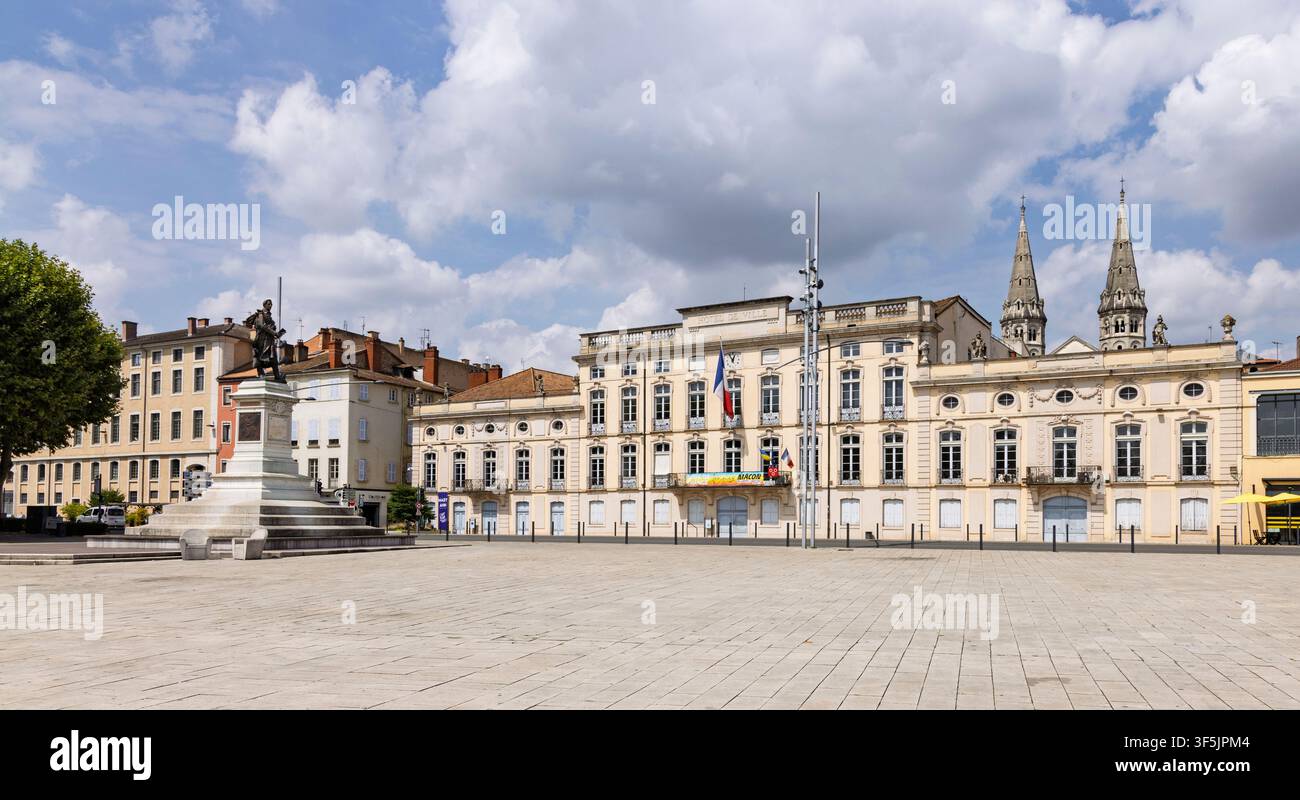 Macon, Francia - 1 agosto 2026: La statua di Lamartine sull'esplanade davanti all'Hôtel de Ville, con le torri della chiesa di Saint-Pierre visibili in t Foto Stock