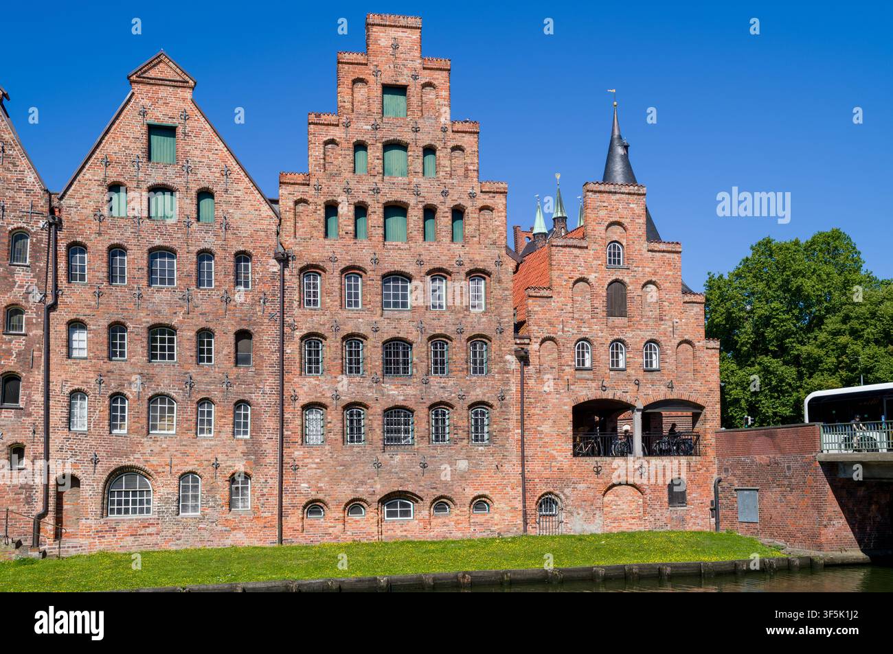 Questi storici magazzini di sale in mattoni rossi a Lubecca, in Germania, furono costruiti nei secoli XVI e XVII per immagazzinare sale per il commercio in tutto l'inf Foto Stock