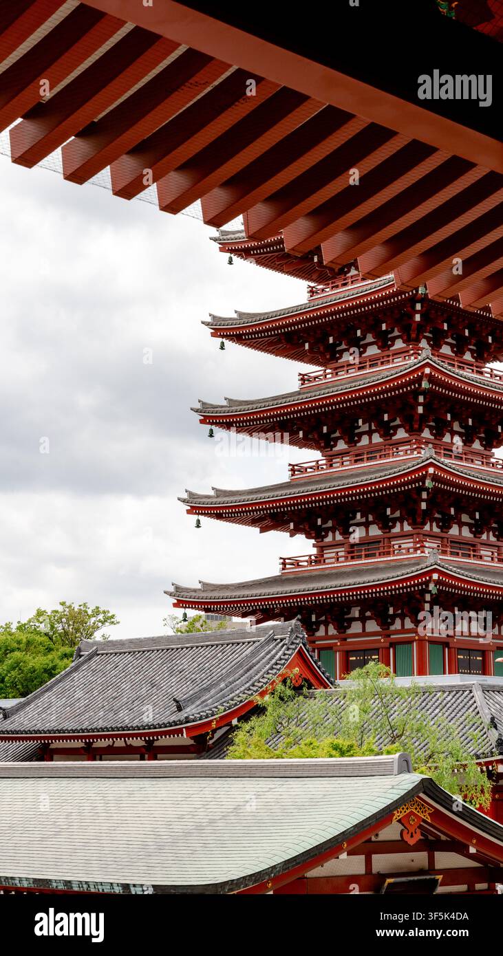 Il tempio di Senso-ji, che risale al 645 d.C., è il tempio buddista più antico di Tokyo. Situato ad Asakusa, è dedicato a Kannon, la dea della compassione Foto Stock