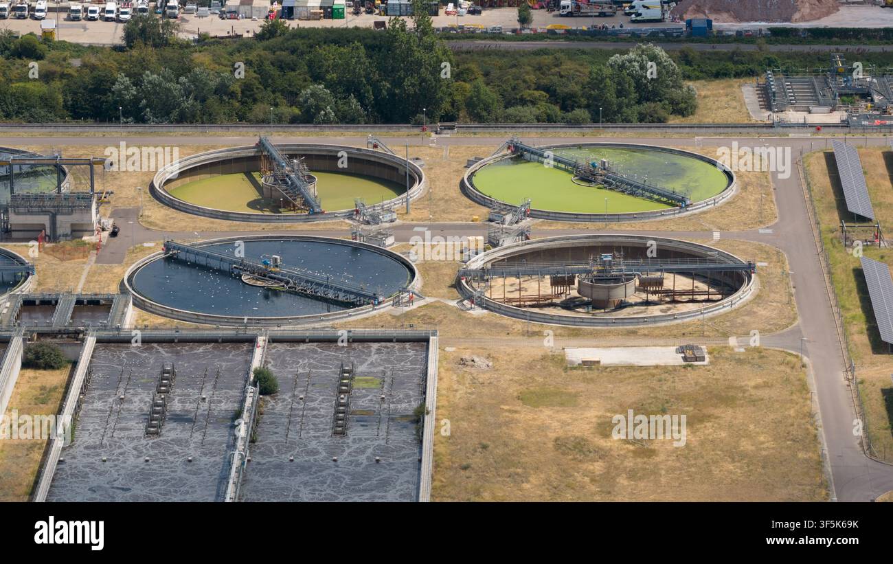Vista aerea di un impianto di trattamento delle acque reflue industriali con bacini di chiarificazione circolari, serbatoi di decantazione, apparecchiature di filtrazione e canali per l'acqua Foto Stock