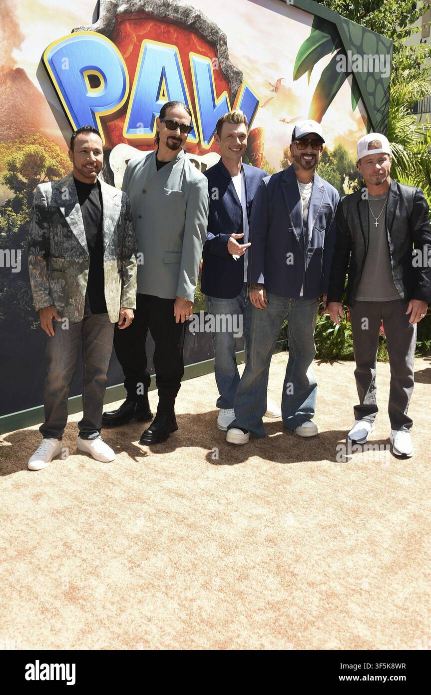 Ca. 02 ago, 2026. AJ McLean, Nick Carter, Kevin Richardson, Howie Dorough, Brian Littrell agli arrivi per la prima globale di PAW PATROL: THE DINO MOVIE, Paramount Theater, Los Angeles, CA, 2 agosto 2026. Credit: Elizabeth Goodenough/Everett Collection/Alamy Live News Foto Stock