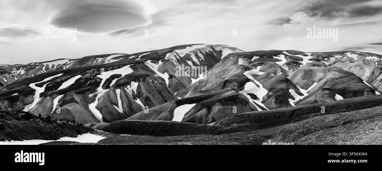 Vista panoramica lungo l'estremità settentrionale del sentiero Laugavegur vicino a Landmannalaugar nelle remote alture meridionali dell'Islanda. Foto Stock