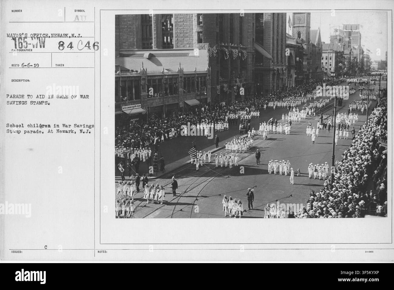 Una parata per aiutare la vendita di francobolli di risparmio bellico, con la partecipazione di bambini delle scuole, a Newark, New Jersey, durante la Prima Guerra mondiale. Foto Stock