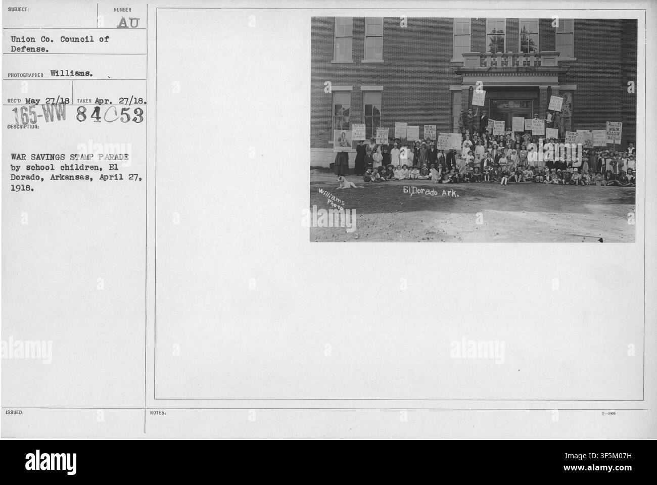 Una parata di francobolli di risparmio bellico da parte di bambini in età scolare a El Dorado, Arkansas, il 27 aprile 1918, durante la Prima Guerra mondiale, fotografata come, Records of the War Department General and Special Staffs. Foto Stock