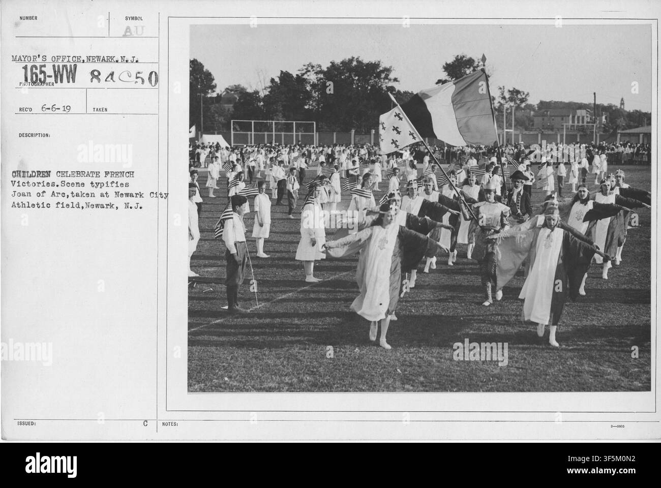 Bambini celebrano le vittorie francesi, incarnando Giovanna d'Arco, al Newark City Athletic Field, Newark, New Jersey, durante una cerimonia per i francobolli di risparmio della Prima Guerra Mondiale. Foto Stock