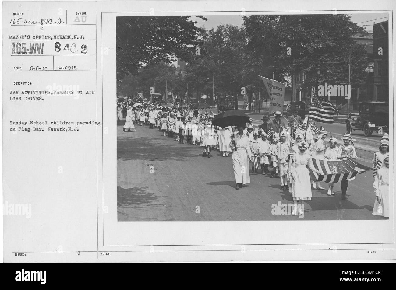 Bambini della scuola domenicale in parata durante la Festa della Bandiera a Newark, nel New Jersey, come parte delle attività belliche e delle campagne di prestito durante la Prima Guerra mondiale. Foto Stock