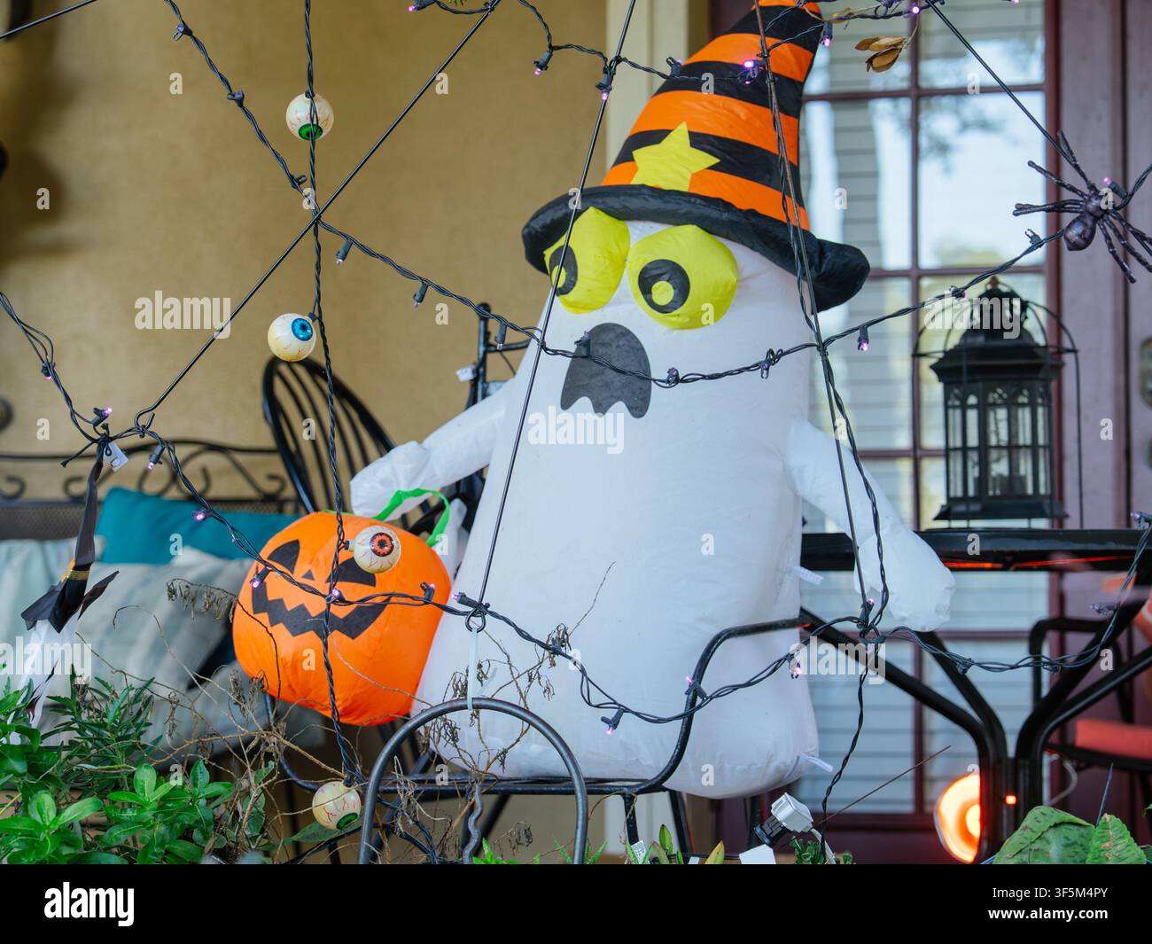 Fantasma gonfiabile di Halloween che tiene un secchio di zucca Foto Stock