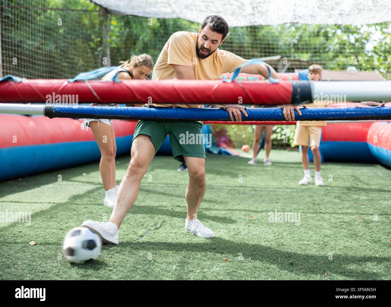 Divertimento al parco divertimenti - gruppo di amici che saltano e si dondolano su un ponte sospeso Foto Stock
