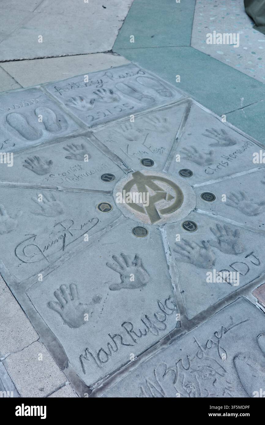 Impronte delle mani delle celebrità e logo della Paramount Pictures davanti al TCL Chinese Theatre, Hollywood Foto Stock