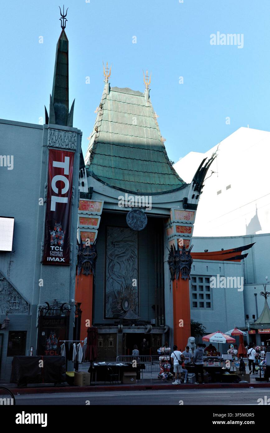Facciata della pagoda del TCL Chinese Theatre con turisti all'ingresso del cortile anteriore, Hollywood Foto Stock