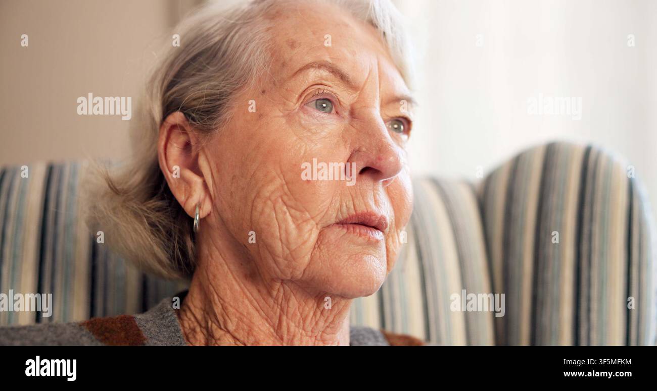 Pensiero, memoria o vecchia donna in casa con rimpianto, perdita o ricordo di un errore passato. Salute mentale, riflessione e persona anziana a casa con Foto Stock