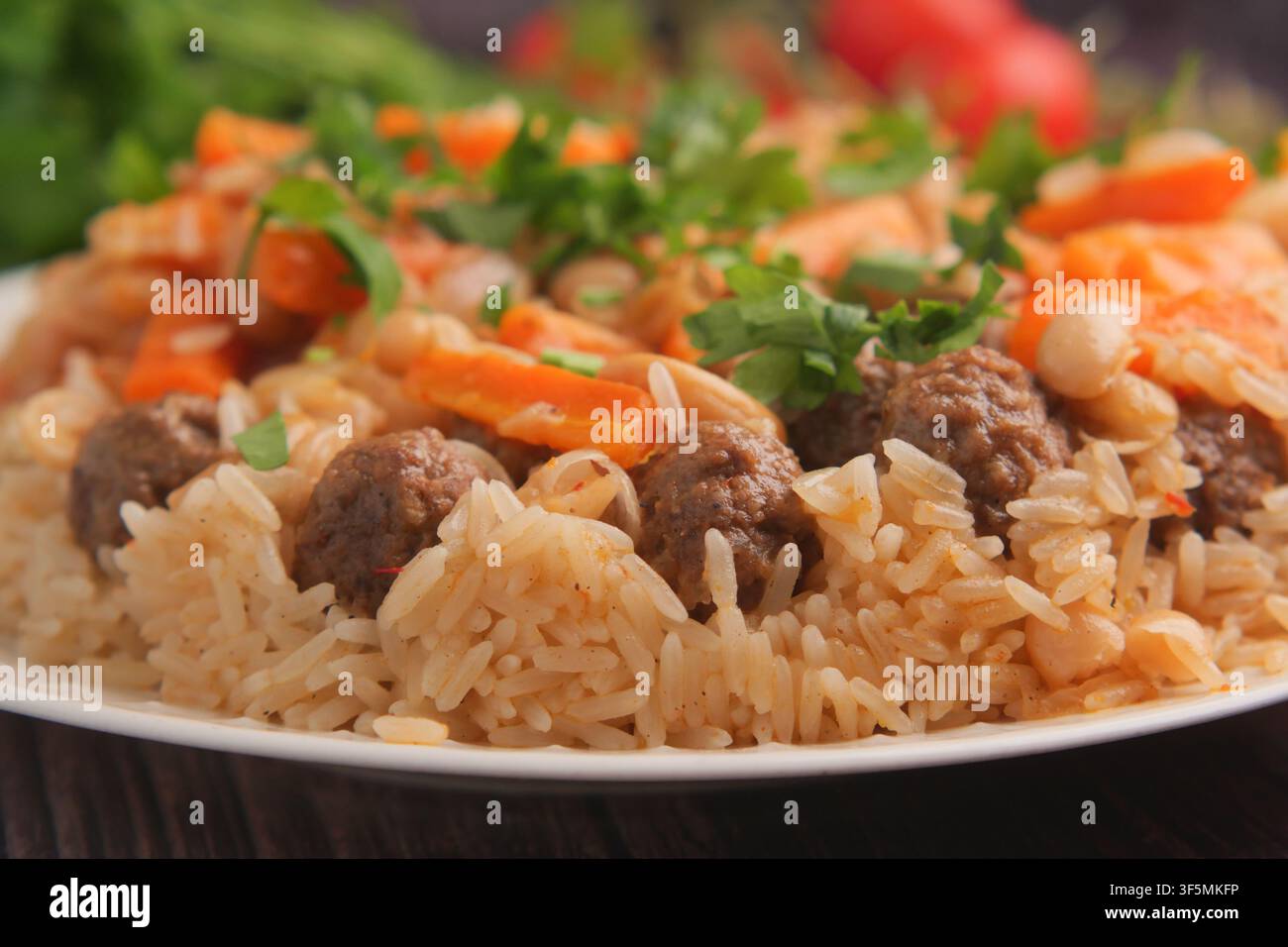 Polpette di manzo e riso serviti con verdure su un piatto Foto Stock