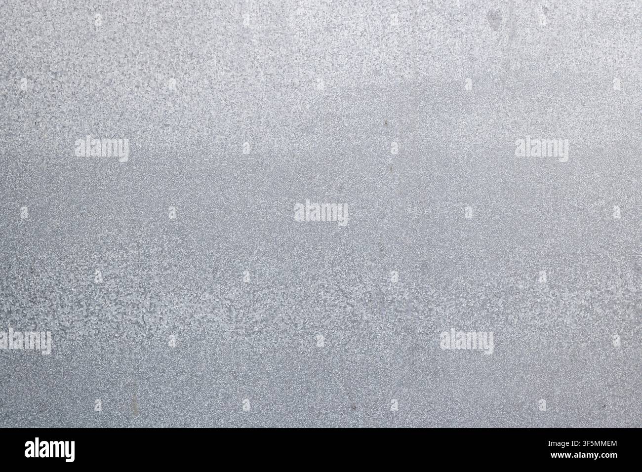 Sfondo a superficie piatta testurizzata in lamiera d'acciaio galvanizzata con fini motivi a grana di zinco argentato per progetti di design industriale. Foto di alta qualità Foto Stock