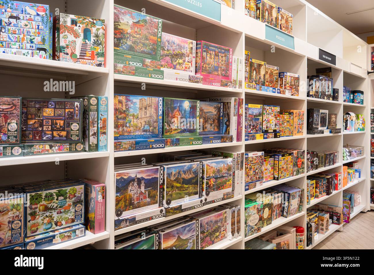 Toronto, Canada - 18 giugno 2026: Scatole di puzzle esposte su scaffali in un negozio di giocattoli e giochi Foto Stock
