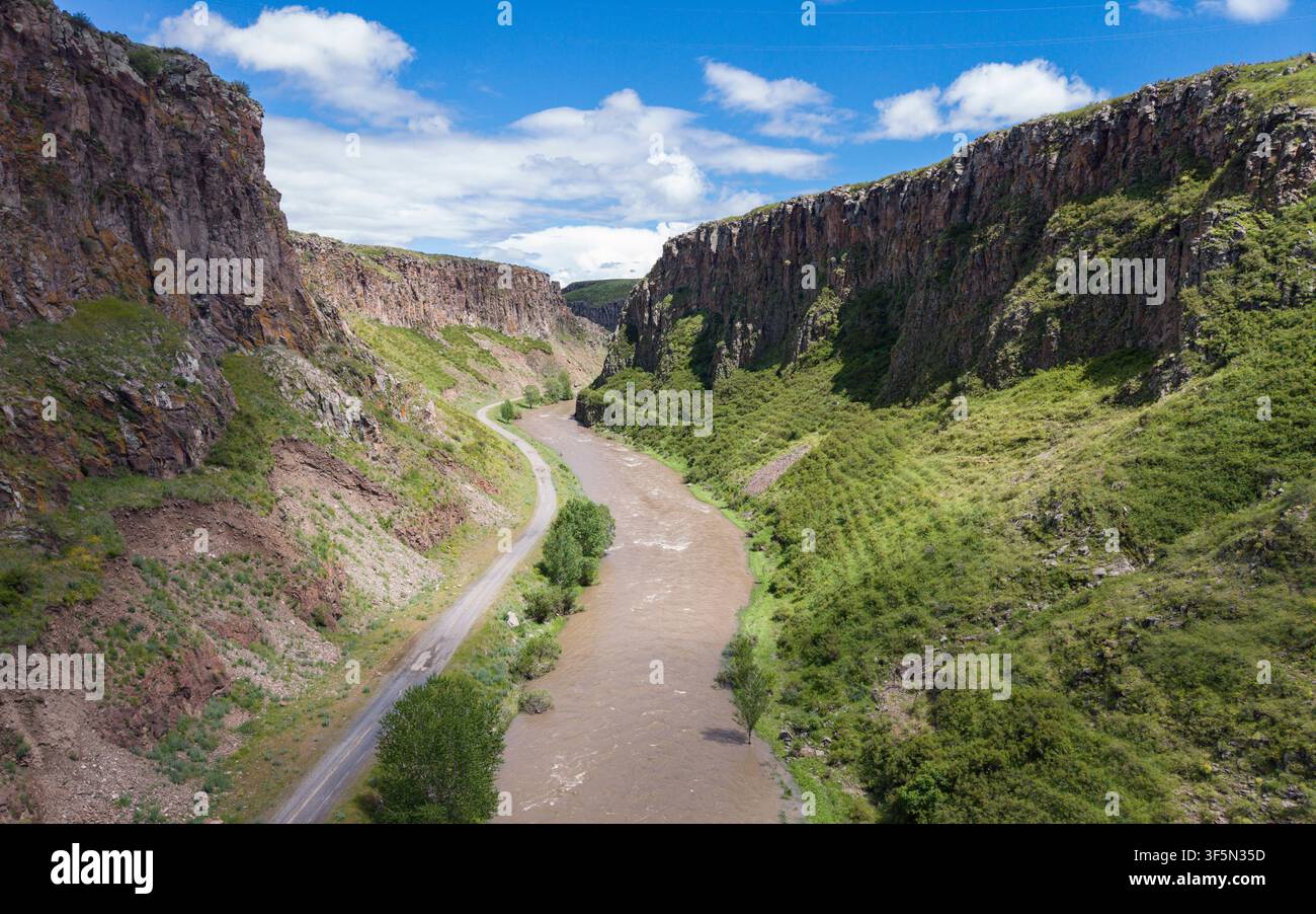 Formazioni rocciose e paesaggio naturale del canyon di Akyaka ad Akyaka Kars, Turchia, Anatolia orientale, vista aerea con drone Foto Stock