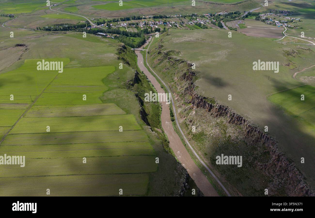 Formazioni rocciose e paesaggio naturale del canyon di Akyaka ad Akyaka Kars, Turchia, Anatolia orientale, vista aerea con drone Foto Stock