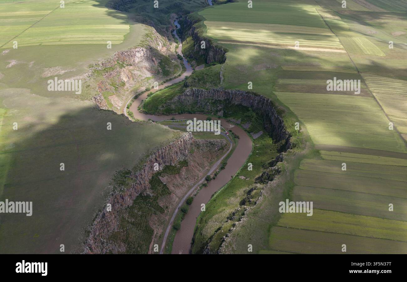 Formazioni rocciose e paesaggio naturale del canyon di Akyaka ad Akyaka Kars, Turchia, Anatolia orientale, vista aerea con drone Foto Stock