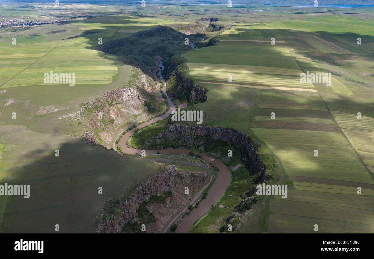 Formazioni rocciose e paesaggio naturale del canyon di Akyaka ad Akyaka Kars, Turchia, Anatolia orientale, vista aerea con drone Foto Stock