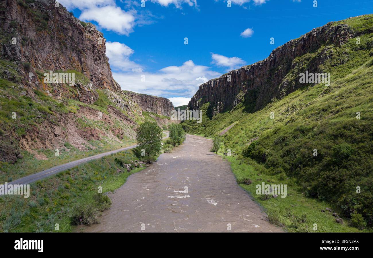Formazioni rocciose e paesaggio naturale del canyon di Akyaka ad Akyaka Kars, Turchia, Anatolia orientale, vista aerea con drone Foto Stock