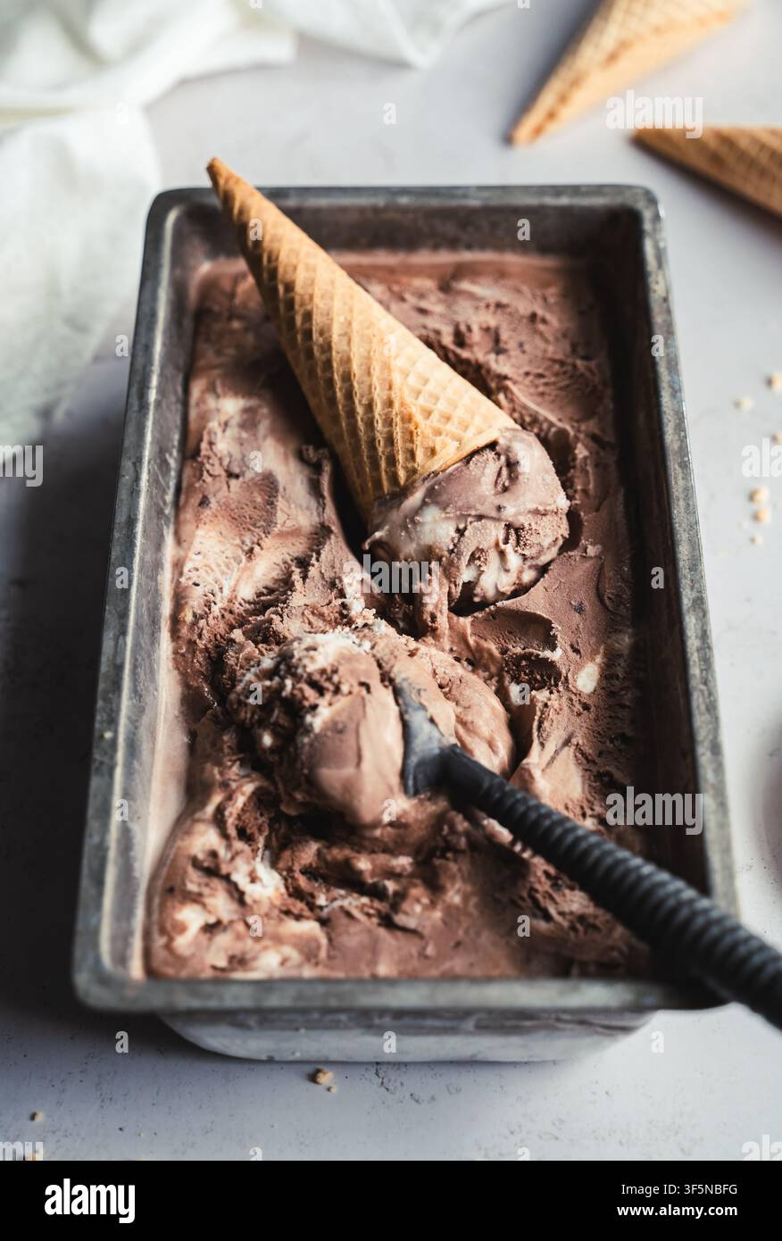 Raccolta di gelato al cioccolato marmorizzato da una teglia di metallo Foto Stock