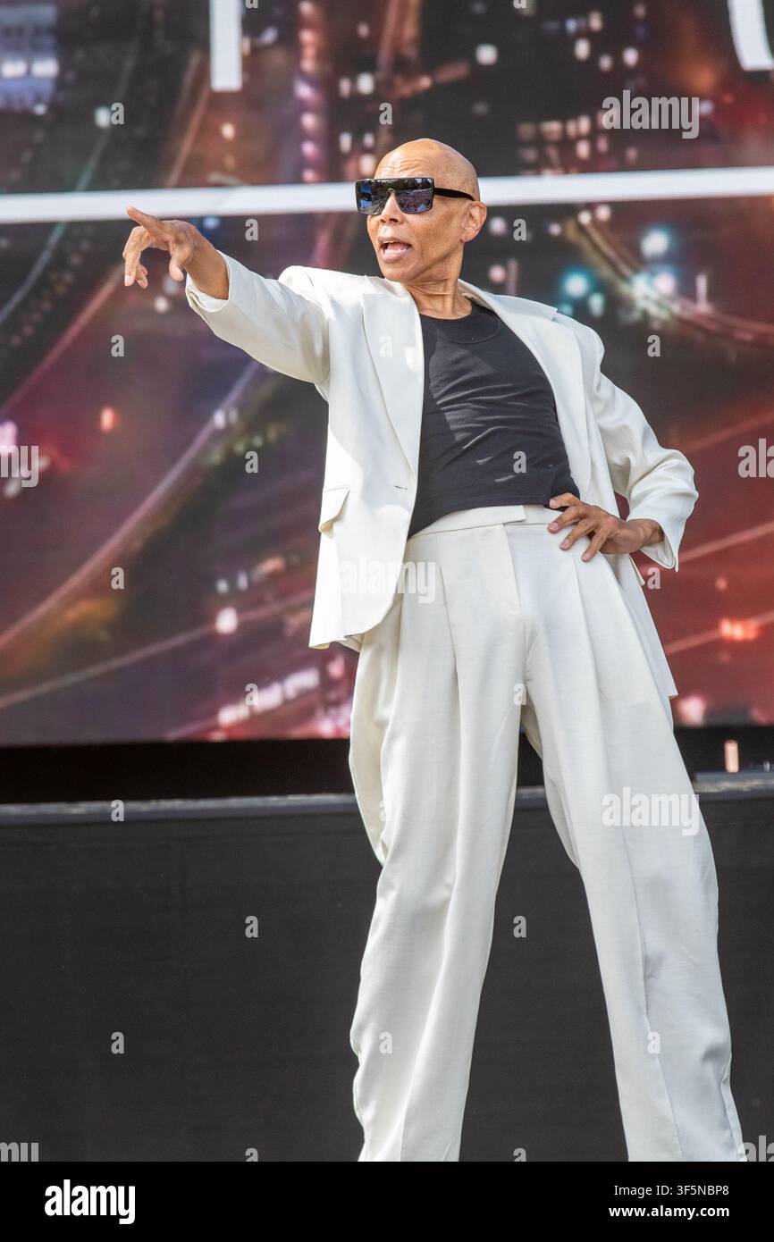 RuPaul, RuPaul Charles, Brighton Pride, Brighton and Hove Pride, Pride on the Park, set DJ, performance live, drag queen, Preston Park, Brighton. Foto Stock