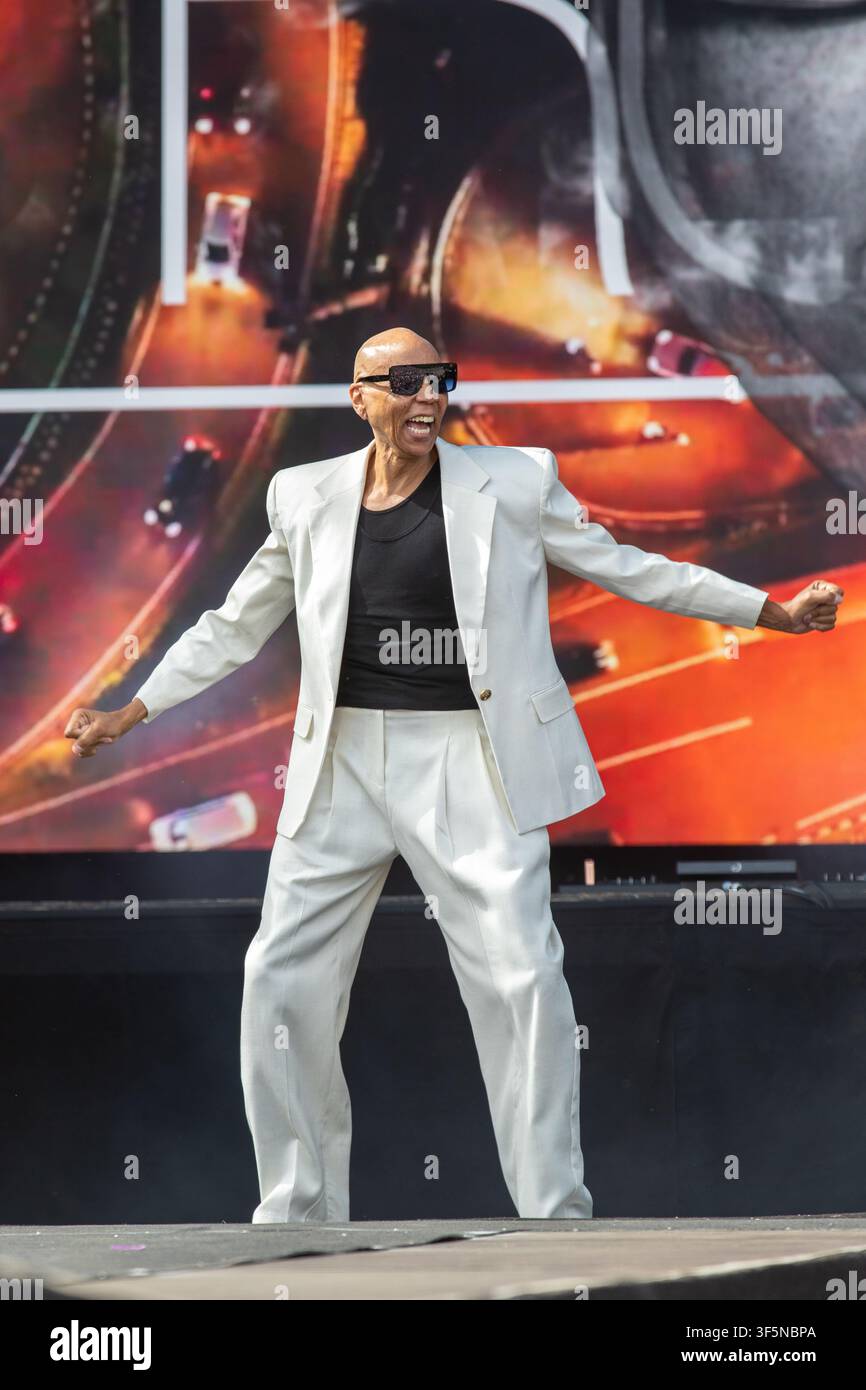 RuPaul, RuPaul Charles, Brighton Pride, Brighton and Hove Pride, Pride on the Park, set DJ, performance live, drag queen, Preston Park, Brighton. Foto Stock