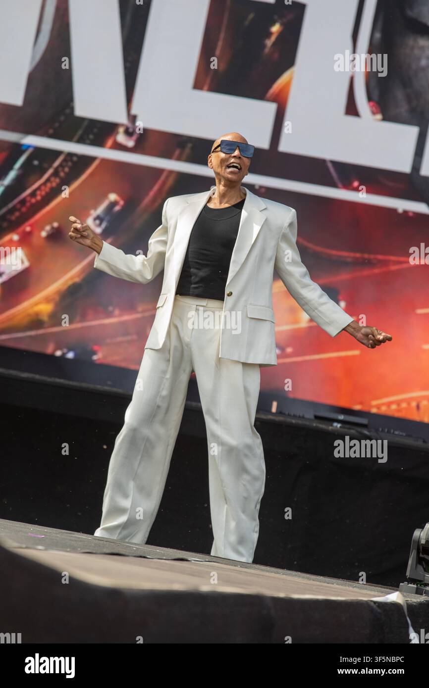 RuPaul, RuPaul Charles, Brighton Pride, Brighton and Hove Pride, Pride on the Park, set DJ, performance live, drag queen, Preston Park, Brighton. Foto Stock