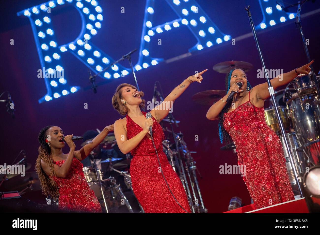 RAYE si esibisce dal vivo alla Pride on the Park di Brighton & Hove Pride nel Preston Park, Brighton, Regno Unito Foto Stock
