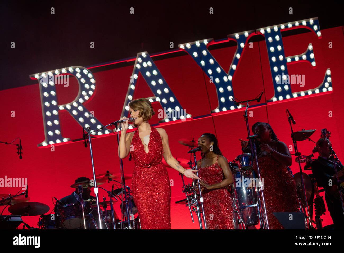 RAYE si esibisce dal vivo alla Pride on the Park di Brighton & Hove Pride nel Preston Park, Brighton, Regno Unito Foto Stock