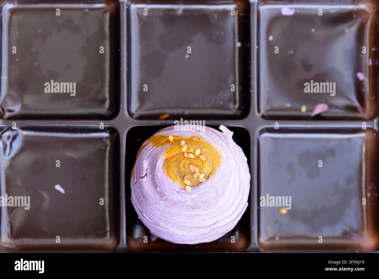 Mondcake Taro Mochi singolo in un vassoio di plastica, vista dall'alto Foto Stock