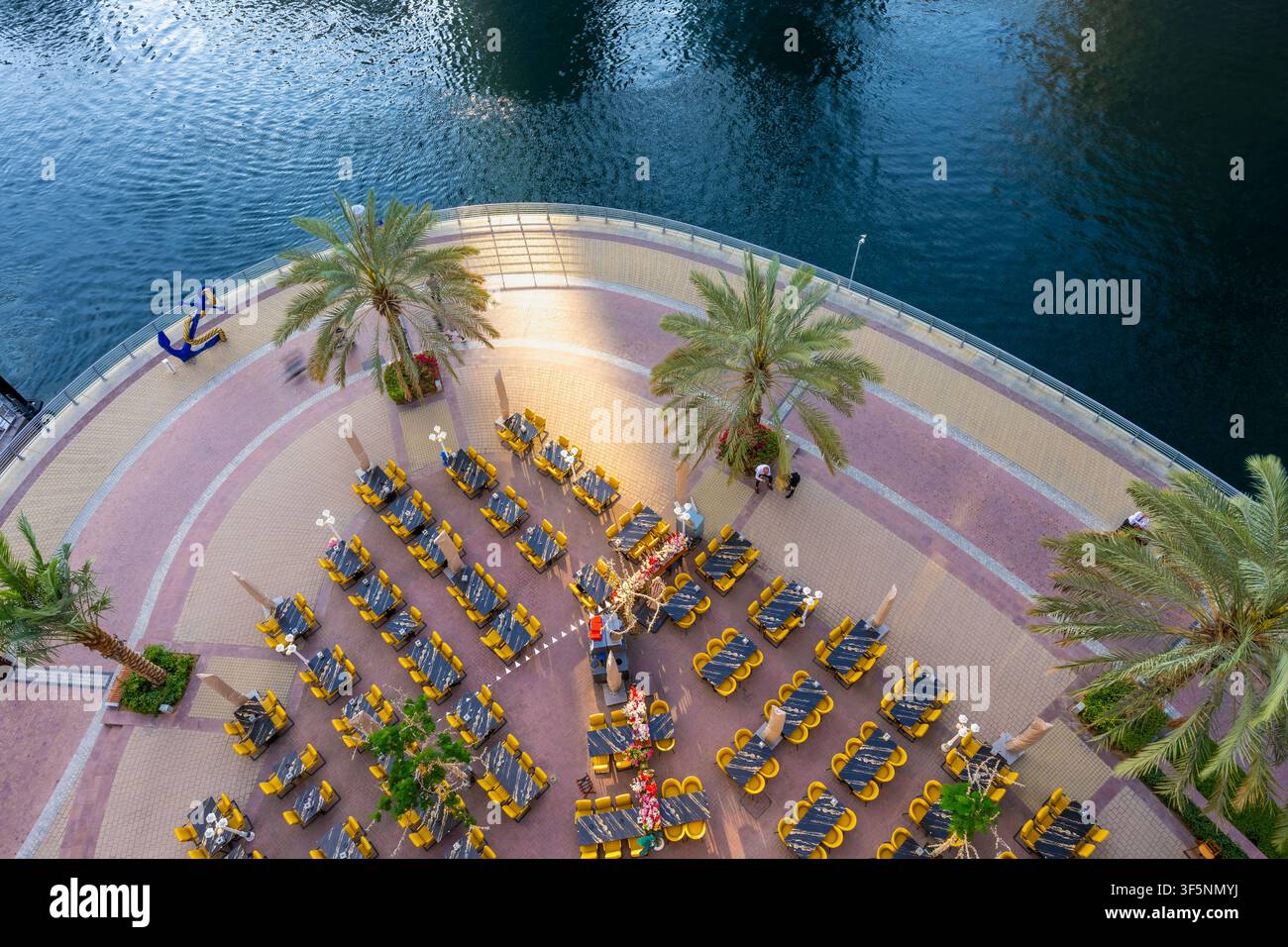 Allestimento di una cerimonia nuziale all'aperto sul lungomare di Dubai Marina - vista aerea Foto Stock