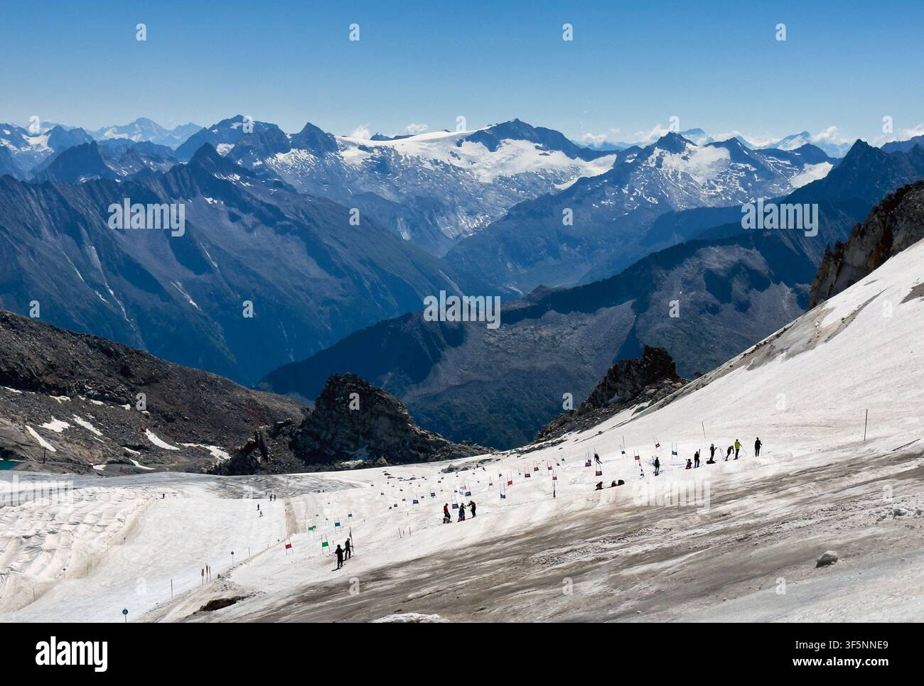 Pista da sci del ghiacciaio di Hintertux nelle Alpi austriache in estate Foto Stock
