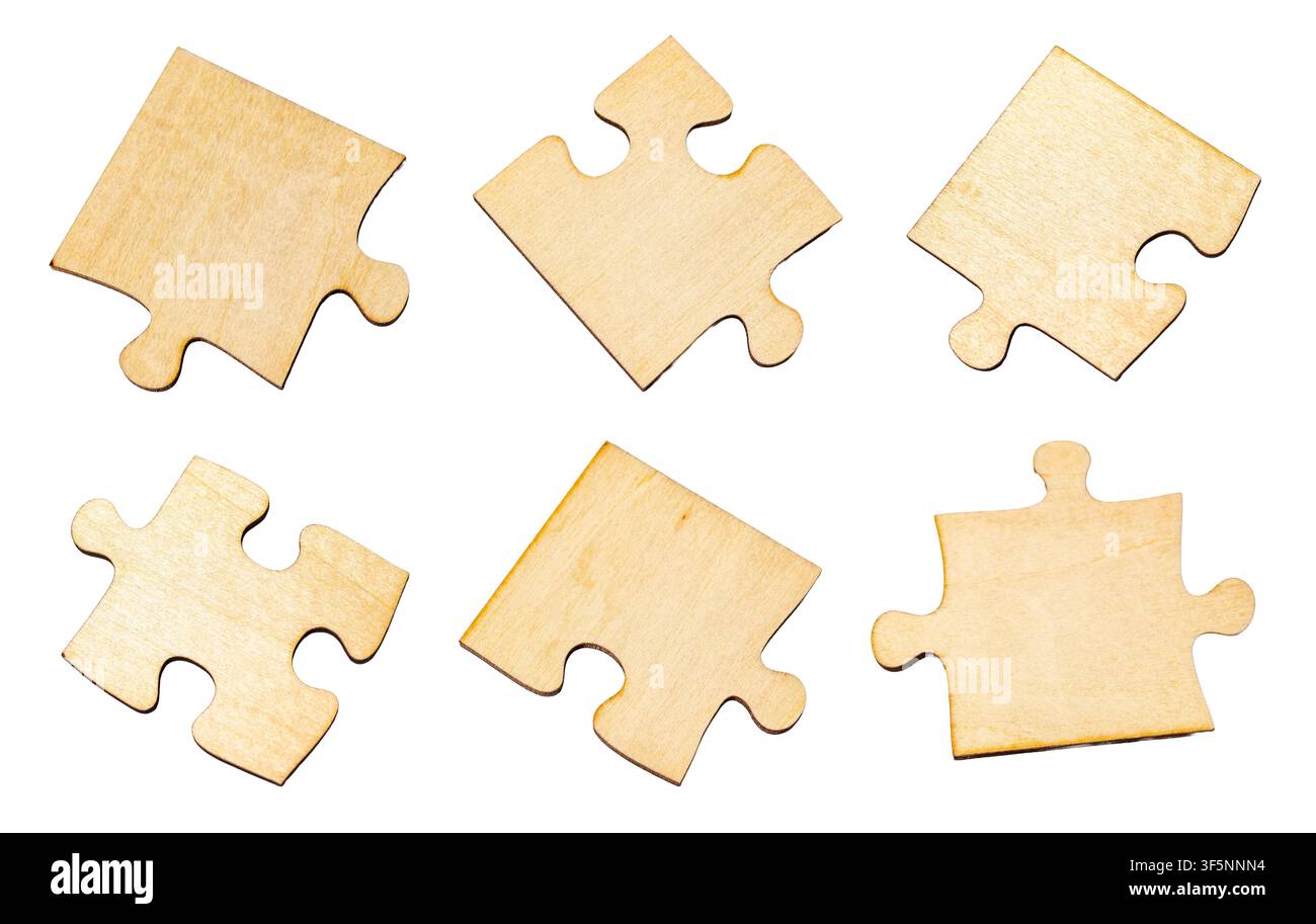 I pezzi di puzzle di legno giacciono smontati, rappresentando soluzioni e strategia Foto Stock