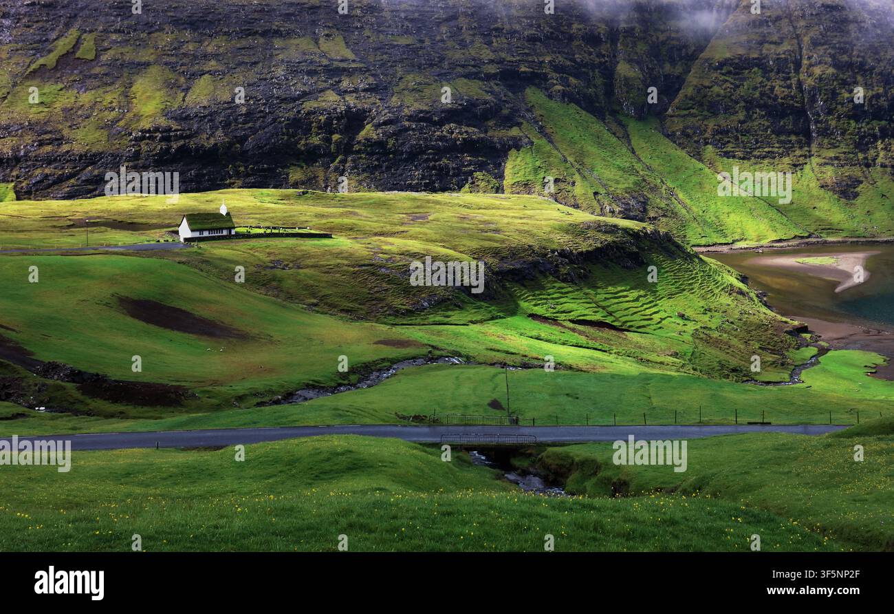 Isole Faroe - case sul tetto in erba nel piccolo villaggio Saksun, atmosfera nuvolosa Foto Stock