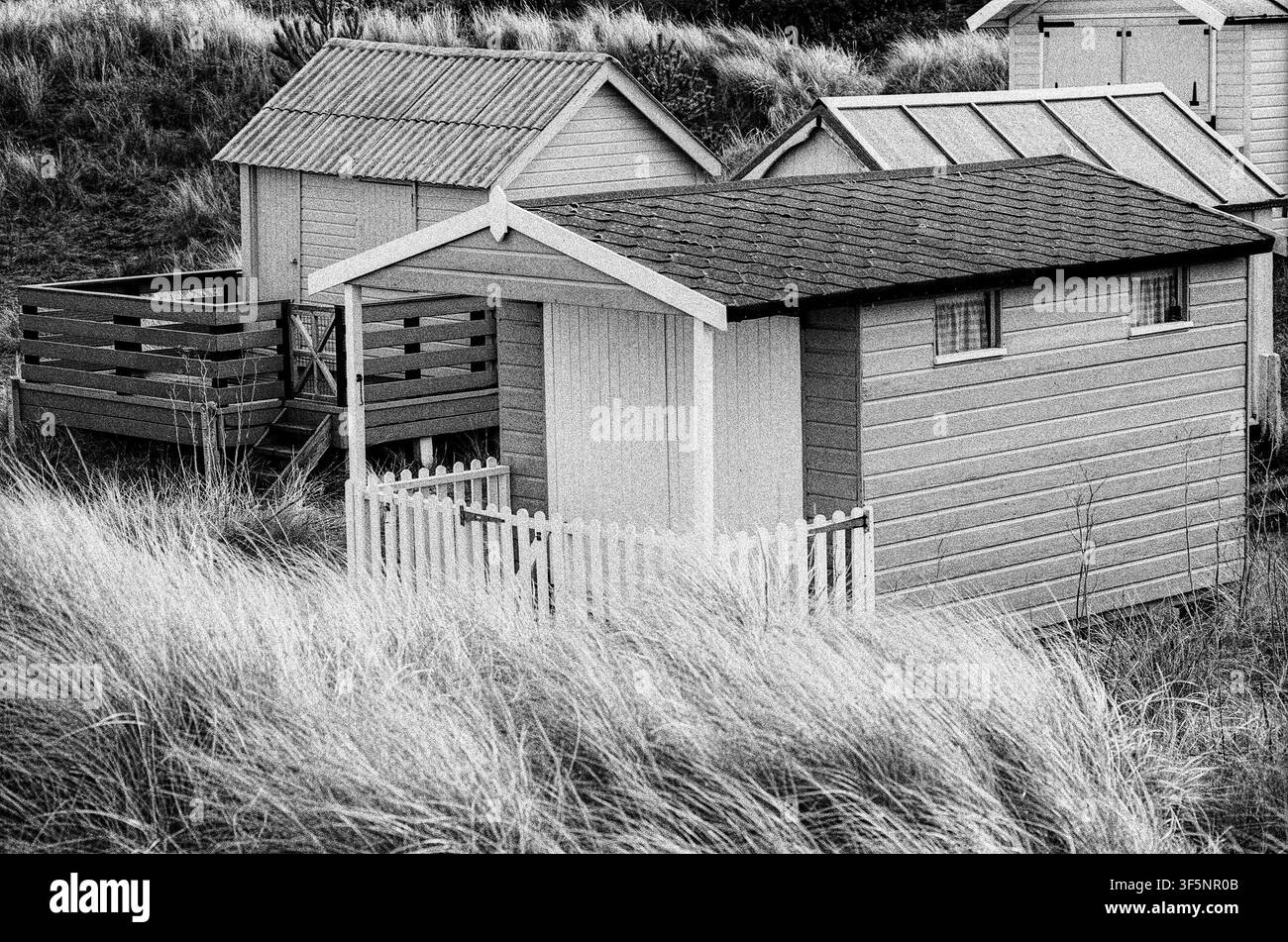 Capanne sulla spiaggia di Old Hunstanton girate in mono film Foto Stock