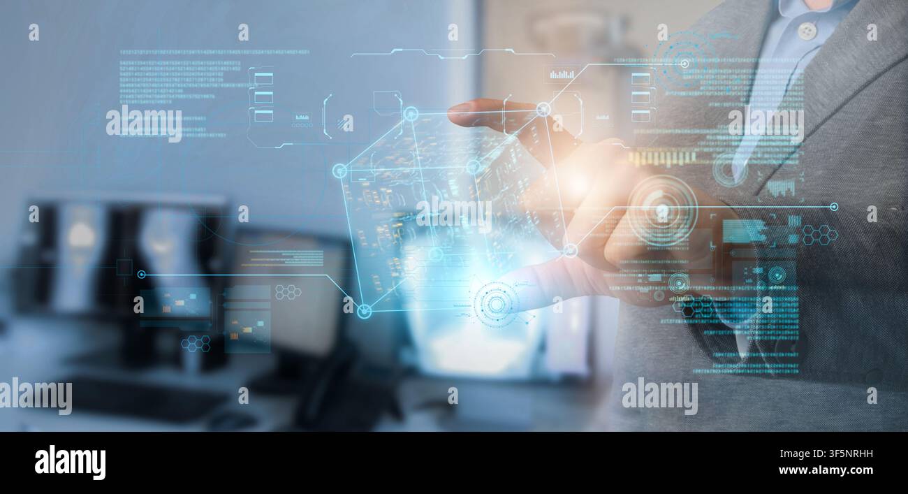 Donna d'affari che detiene un ologramma cubico virtuale su interfaccia digitale, ottenendo l'accesso alla gestione dei dati, collage Foto Stock