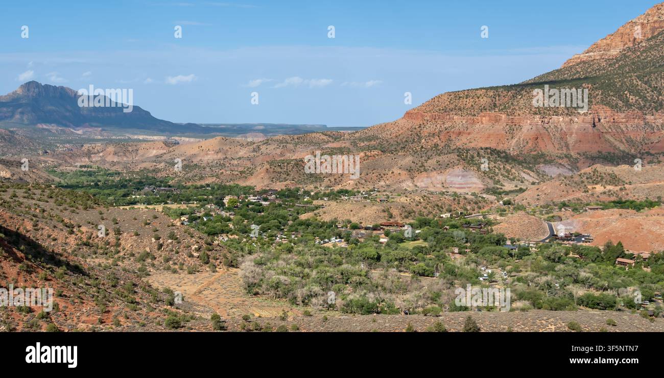 Città di Springdale, sfondo della collina Smithsonian, Parco nazionale di Zion, Utah. Foto Stock