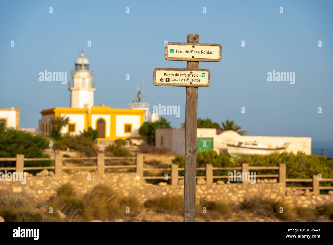 Segnale di direzione turistica verso il faro di Mesa Del Roldan e Playa De Los Muertos Almeria Spagna Foto Stock