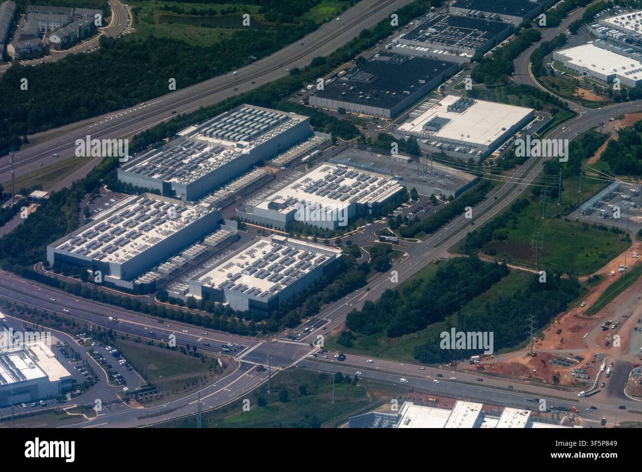Vista aerea di un fitto gruppo di data center, comprese le strutture in costruzione, nella Data Center Alley della contea di Loudoun nella Virginia del Nord Foto Stock